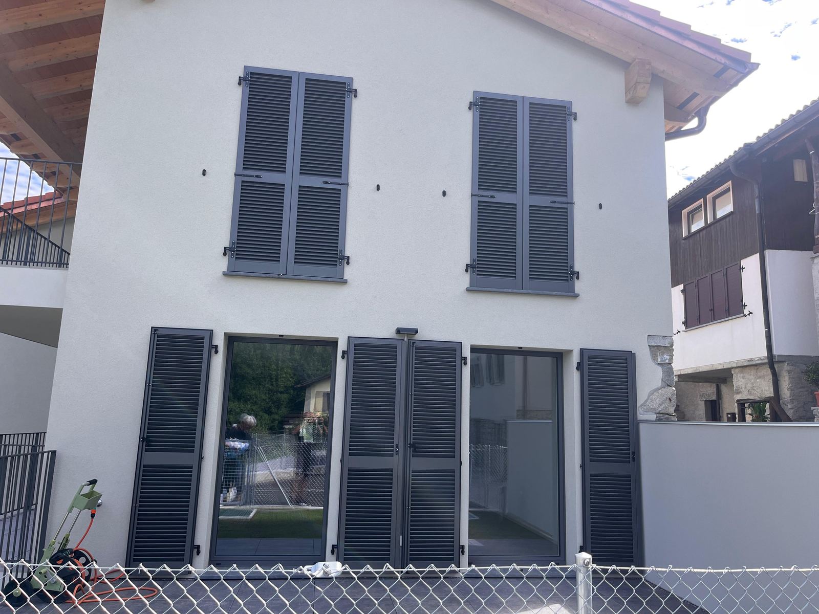 Persiane in alluminio grigio antracite su facciata